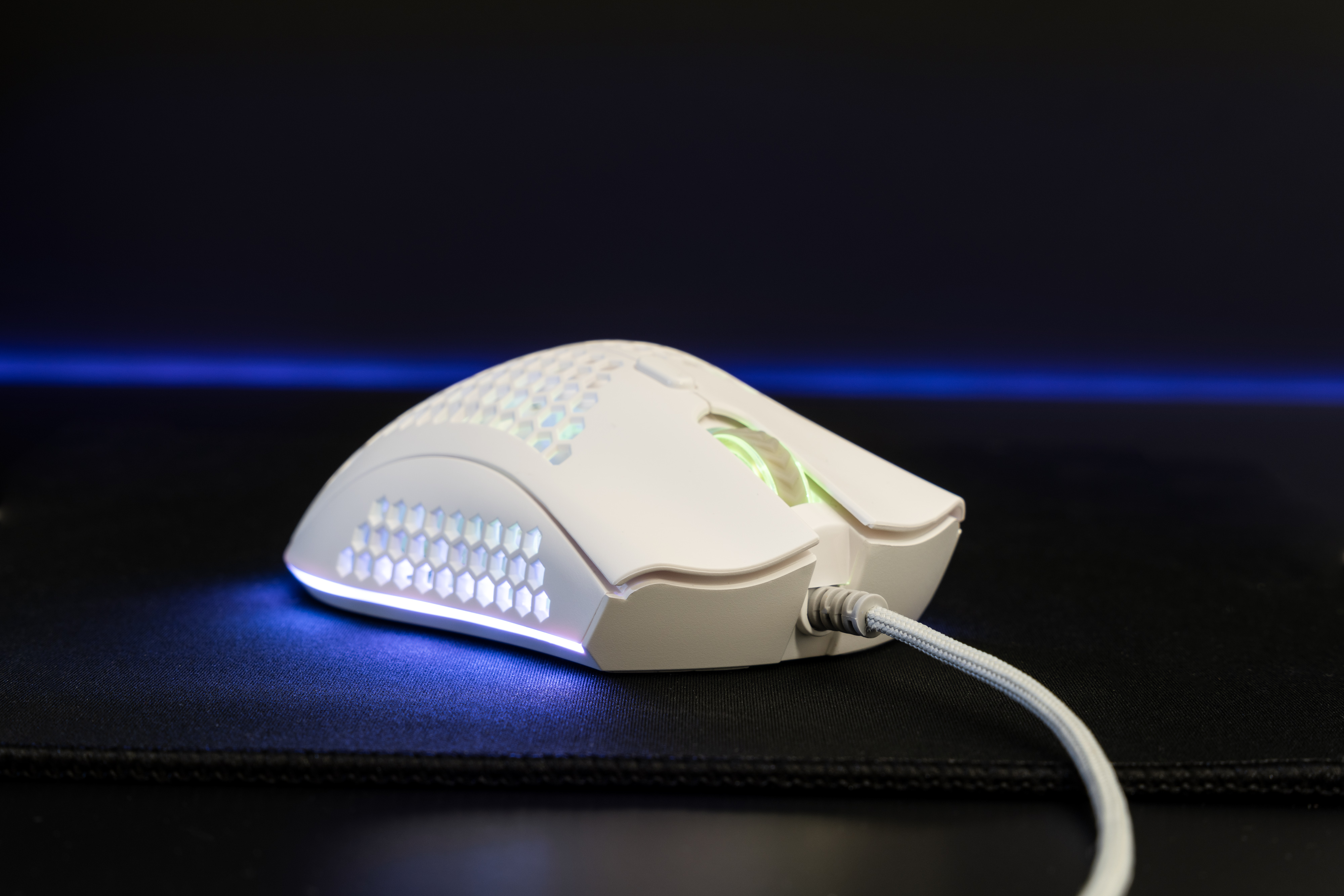 ISY IGM-4500-WT RGB Weiß Gaming Maus, Honeycomb
