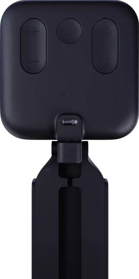 Schwarzer Selfie-Stick mit Knöpfen. Am Ende befindet sich ein USB-C-Anschluss.