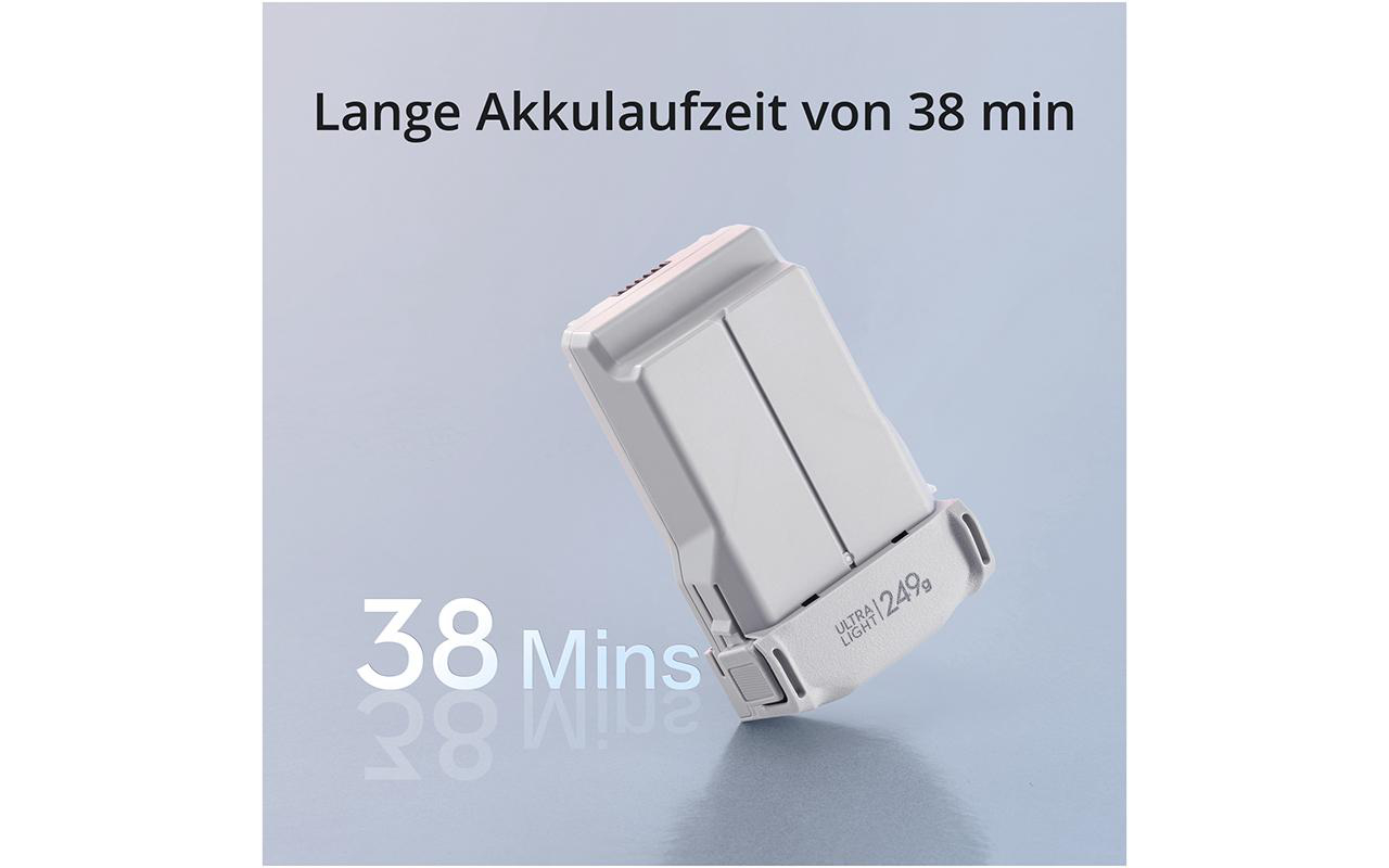 Ein weiß-grauer Drohnenakku mit Text, der eine Akkulaufzeit von 38 Minuten anzeigt.