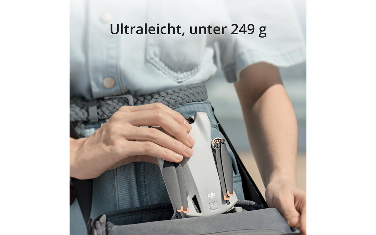 Person hält eine Drohne in der Tasche. Text: 'Ultraleicht, unter 249g'.