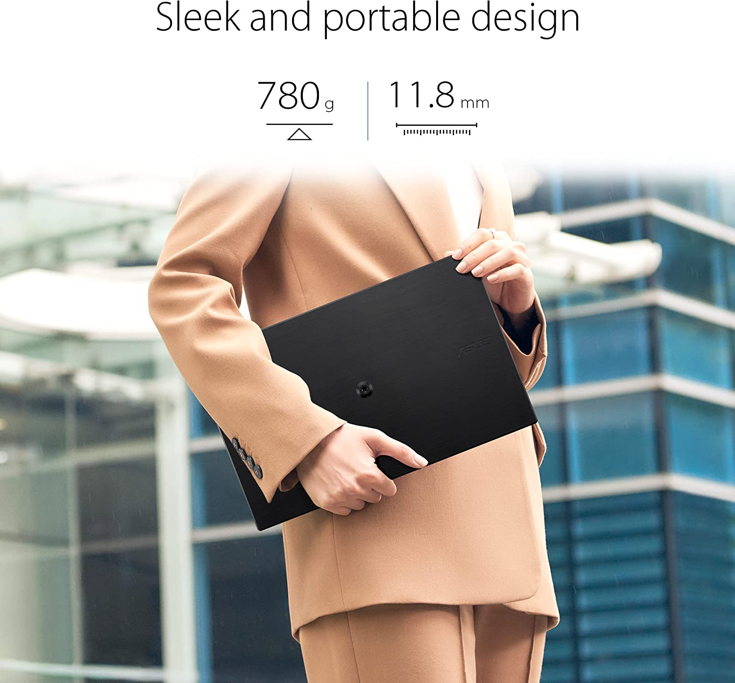 Una persona sostiene una computadora portátil negra, con el texto 'Sleek and portable design' arriba.
