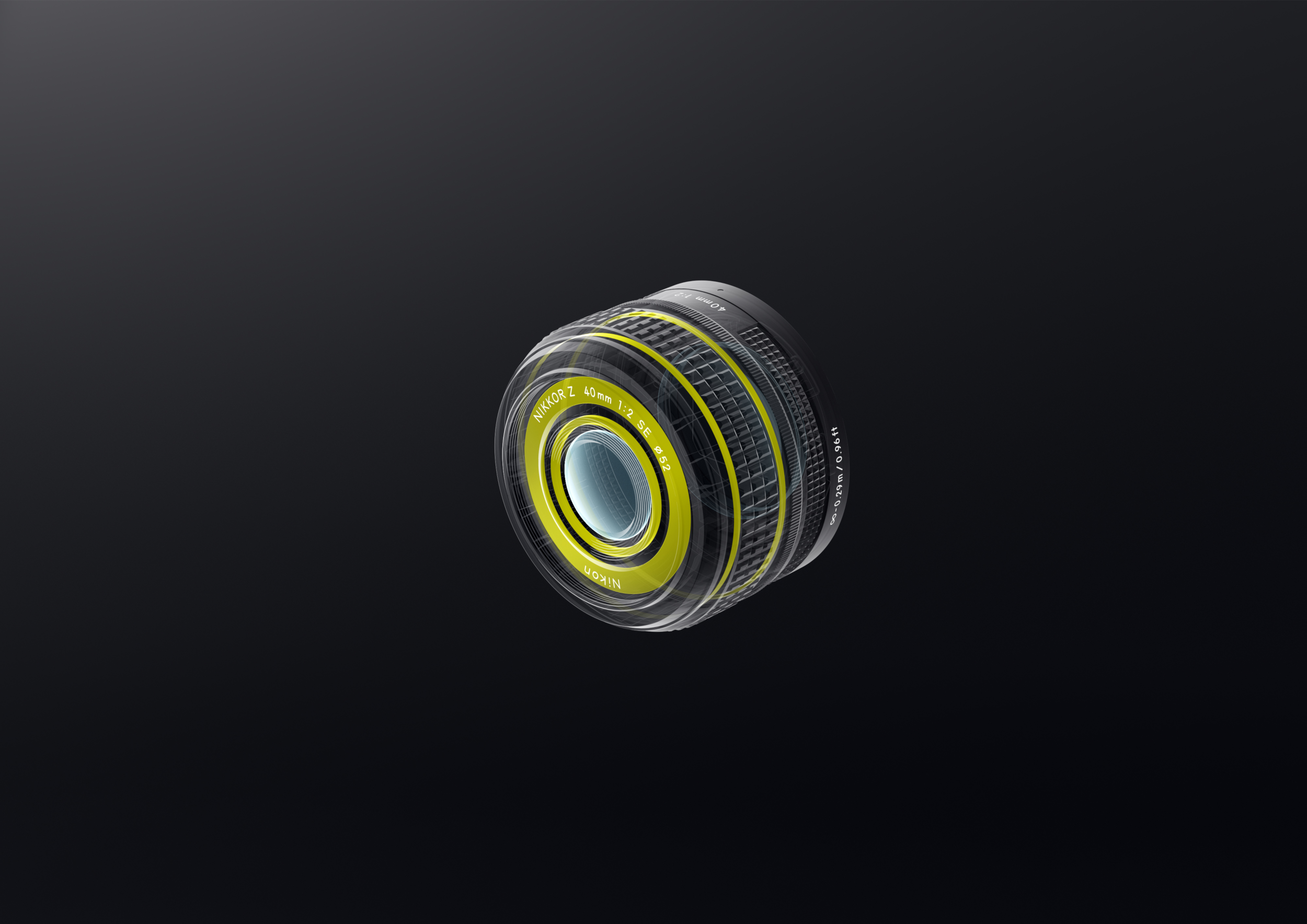 Kameraobjektiv auf schwarzem Hintergrund. Gelber Ring um das Objektiv. Optisches Glas sichtbar.