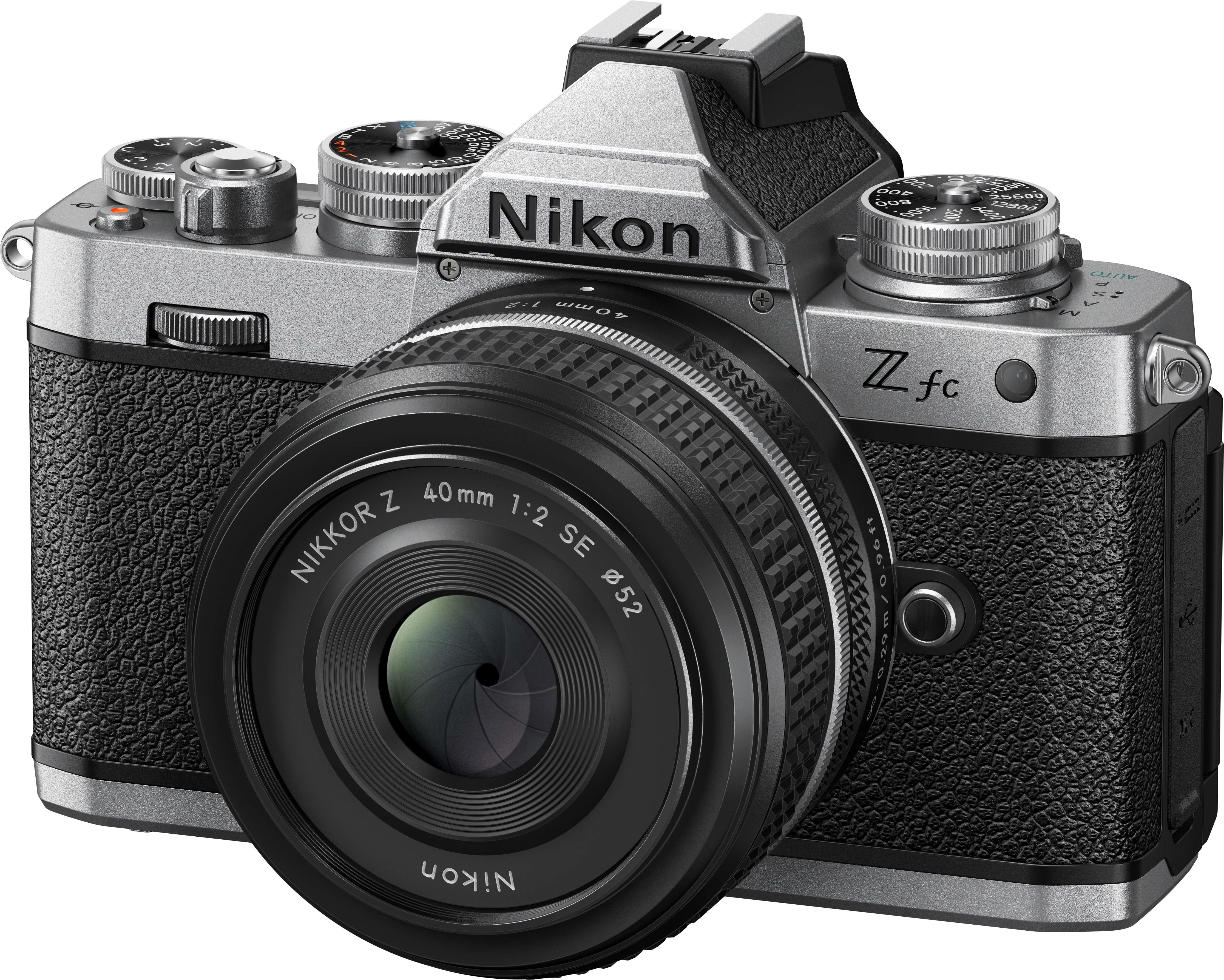 Eine silber-schwarze Nikon Z fc Kamera mit schwarzem Objektiv. Das Objektiv ist auf die Mitte fokussiert.