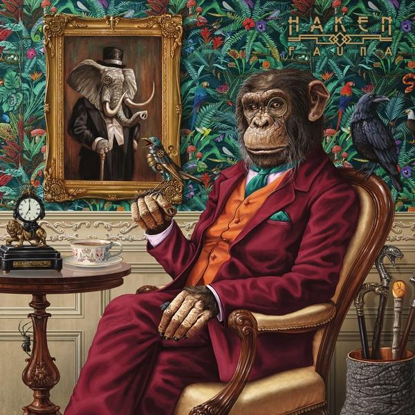 Een chimpansee in een pak zit in een kamer met een schilderij van een olifant. Hij houdt een vogel vast.