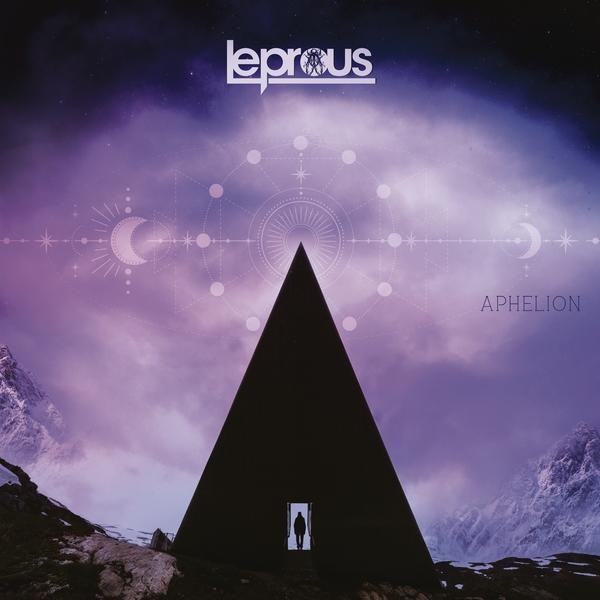 Couverture de l'album, Leprous Aphelion. Pyramide sombre, personne dans l'embrasure, ciel violet, étoiles, montagnes.