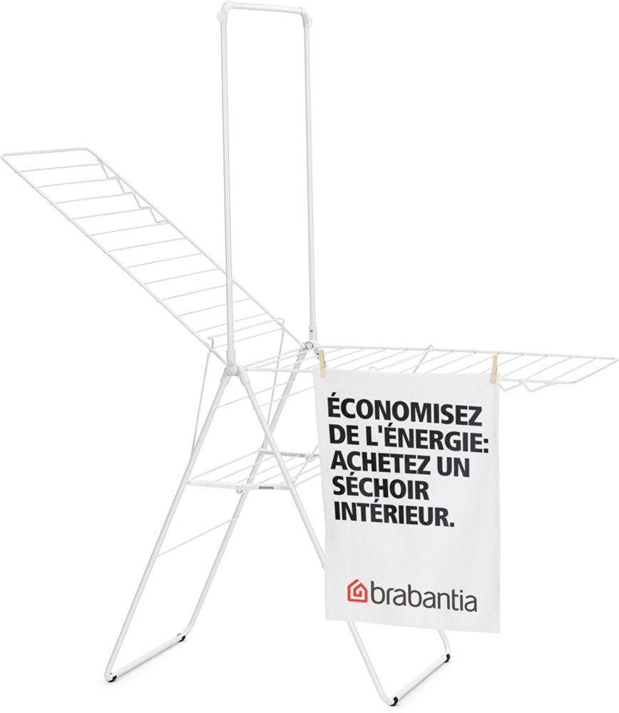 Un étendoir blanc avec une pancarte indiquant : "ÉCONOMISEZ L'ÉNERGIE : ACHETEZ UN SÈCHOIR INTÉRIEUR".