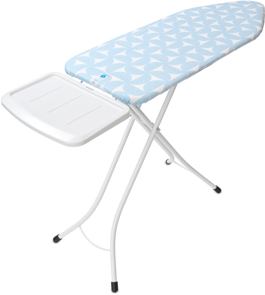 Table à repasser blanche. Elle a une housse à motifs bleus et blancs, avec un plateau sur le côté.