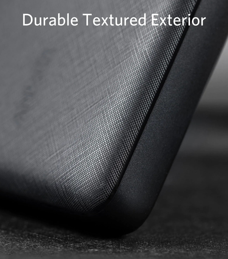 Nahaufnahme einer strukturierten, dunkelgrauen Oberfläche. Der Text „Durable Textured Exterior“ steht oben.