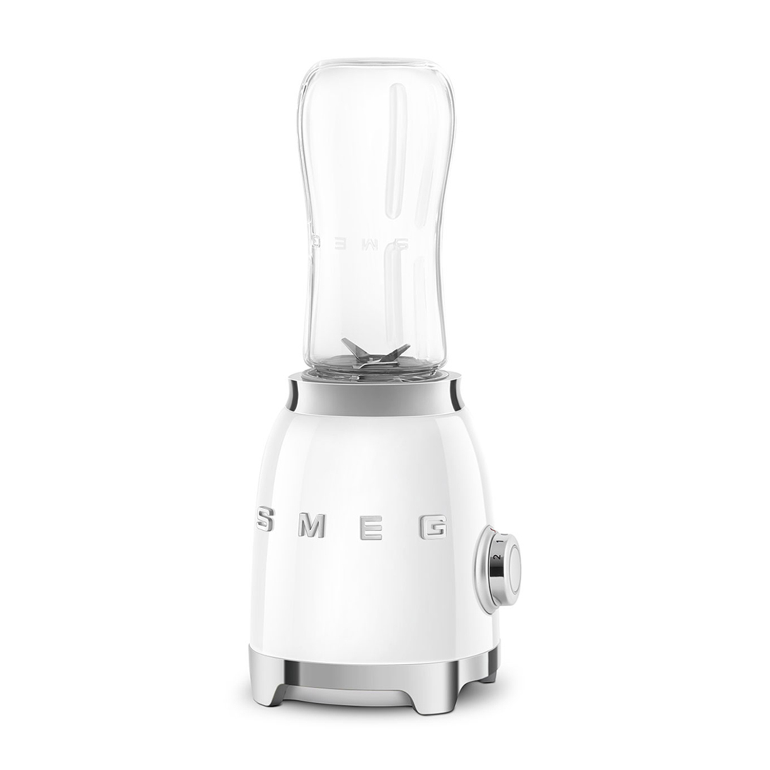 Frullatore SMEG bianco su una superficie bianca. Ha un contenitore di vetro, dettagli cromati e un quadrante.