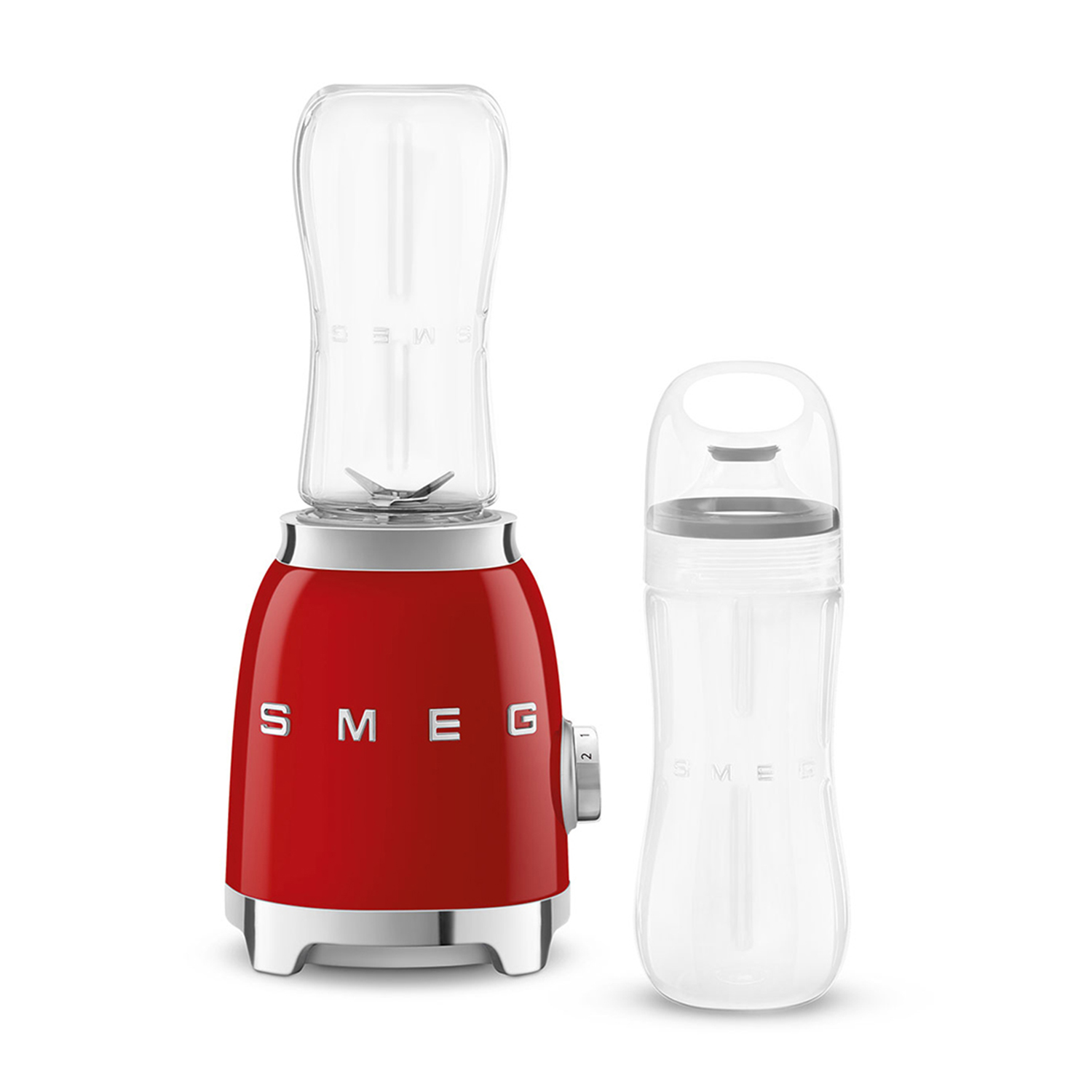 Frullatore SMEG rosso con una bottiglia trasparente accanto, su sfondo bianco.