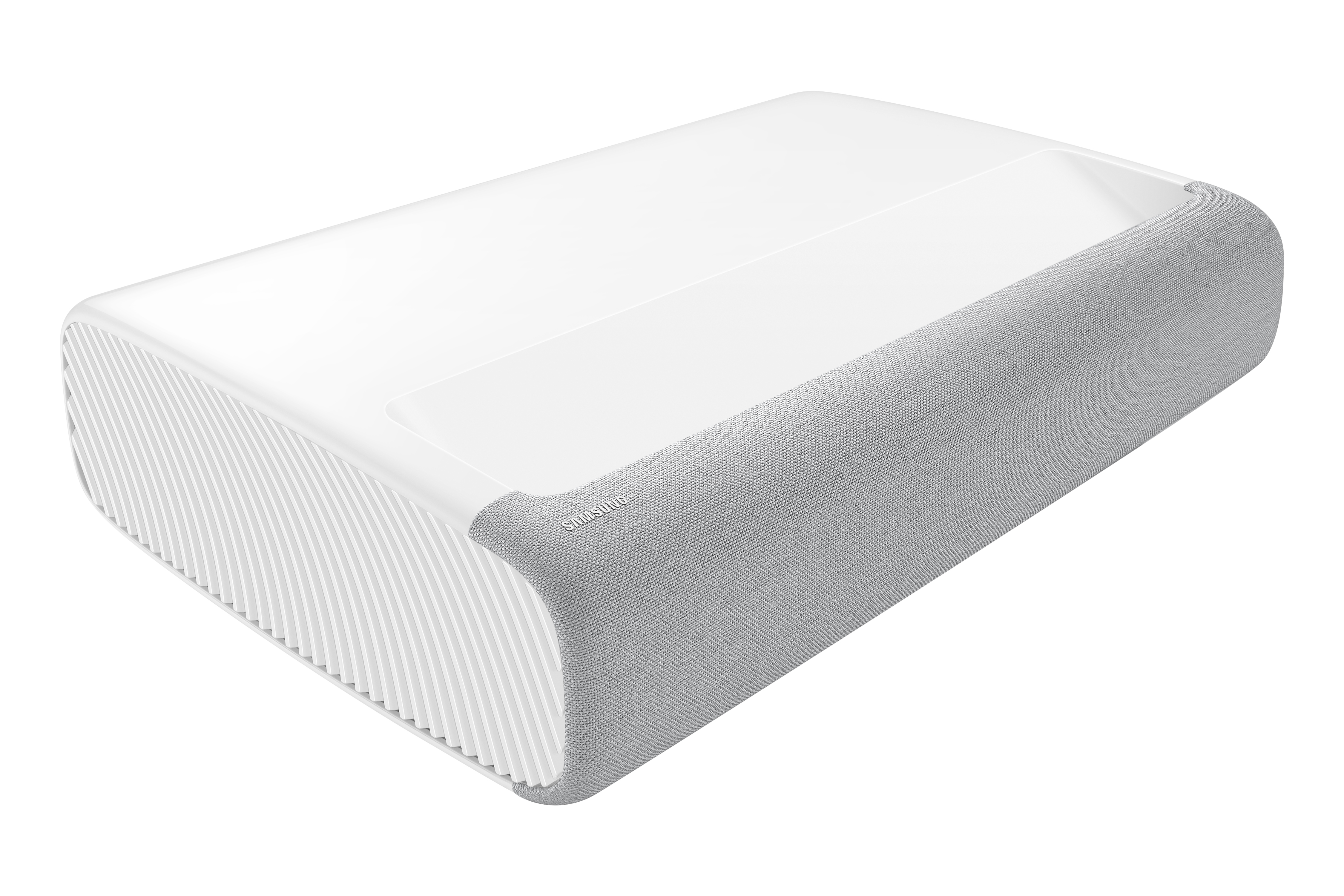 Proyector blanco con un lado cubierto de tela gris. Está sobre una superficie blanca.