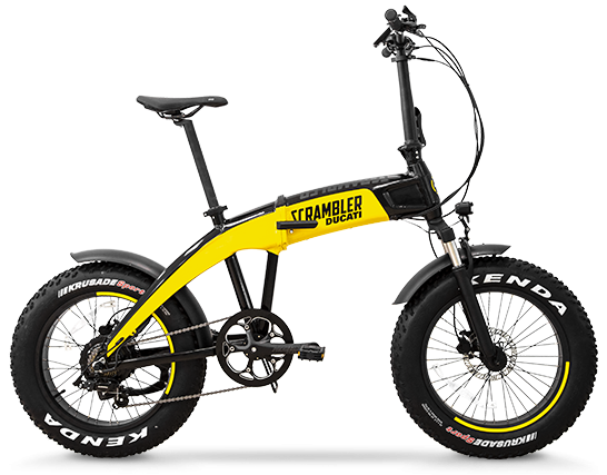 Gele en zwarte Ducati Scrambler fiets, dikke banden, witte achtergrond.