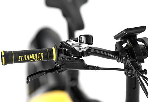 Close-up van een fietsstuur met een Ducati Scrambler handvat en Shimano onderdelen.