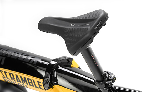 Zadel en zadelpen met indicatoren. Zwart zadel, Ducati Scramble logo zichtbaar.
