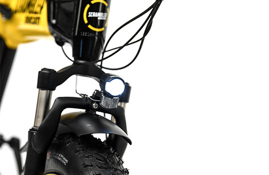 Koplamp en voorwiel van een motorfiets. Zwart-geel kleurenschema. Witte achtergrond. Close-up.