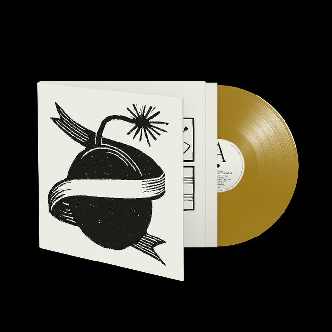 Ein Albumcover mit einer goldenen Vinyl-Schallplatte und einer schwarz-weißen illustrierten Bombe.