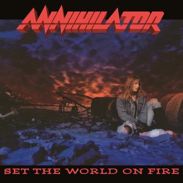 Couverture d'album: Logo Annihilator au-dessus d'une femme assise sur un tube métallique, fond de ciel nuageux.