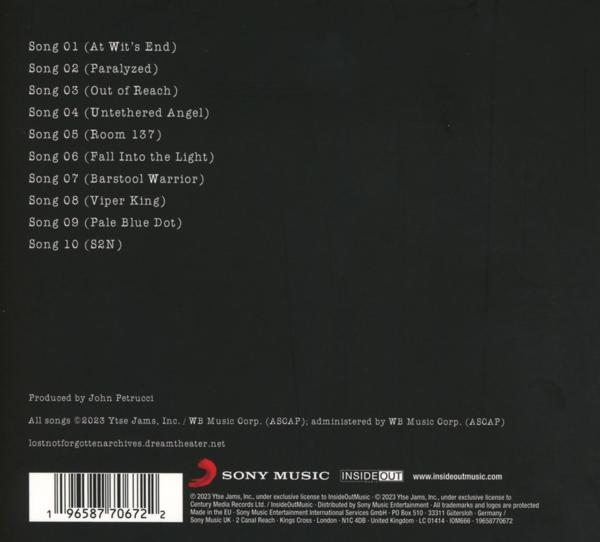 Achterkant van een cd met de tracklist, productiekredieten en copyrightinformatie.