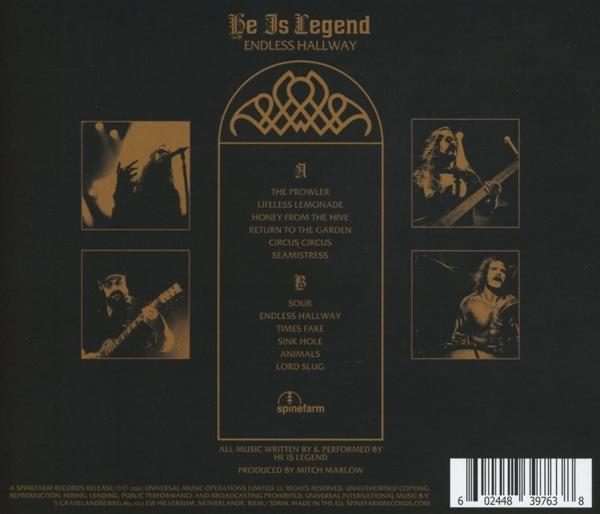 Albumcover: Bandfotos, Songtitel und Logo auf dunklem Hintergrund.