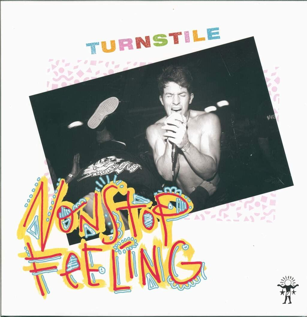 Album borító egy félmeztelen férfival, aki mikrofonba énekel, a szöveg: 'Nonstop Feeling'.