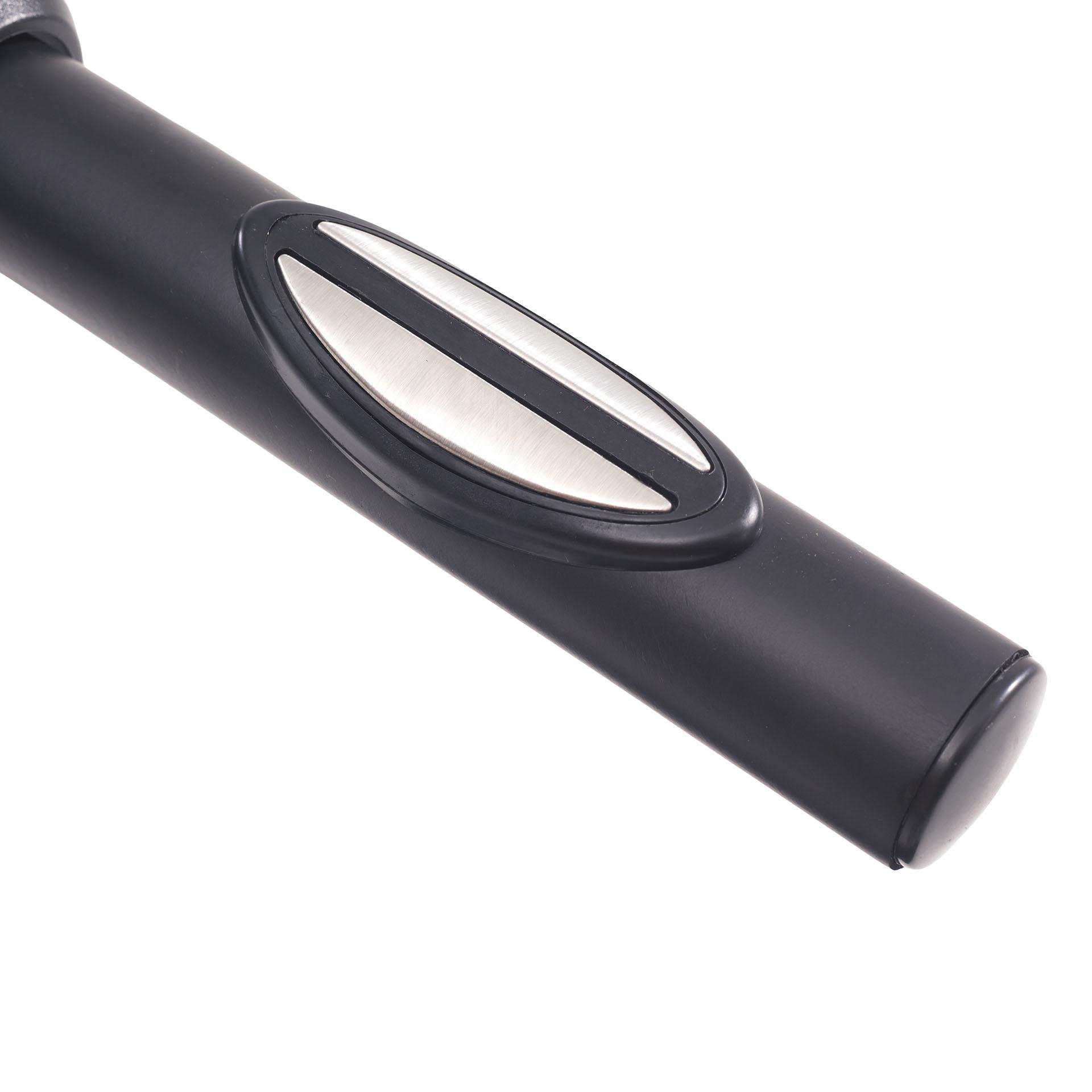 Nahaufnahme eines schwarzen Geräts mit silbernen Akzenten, möglicherweise ein Fitness-Tracker.