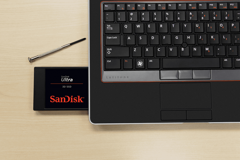 Laptop offen mit SSD und Schraubendreher.