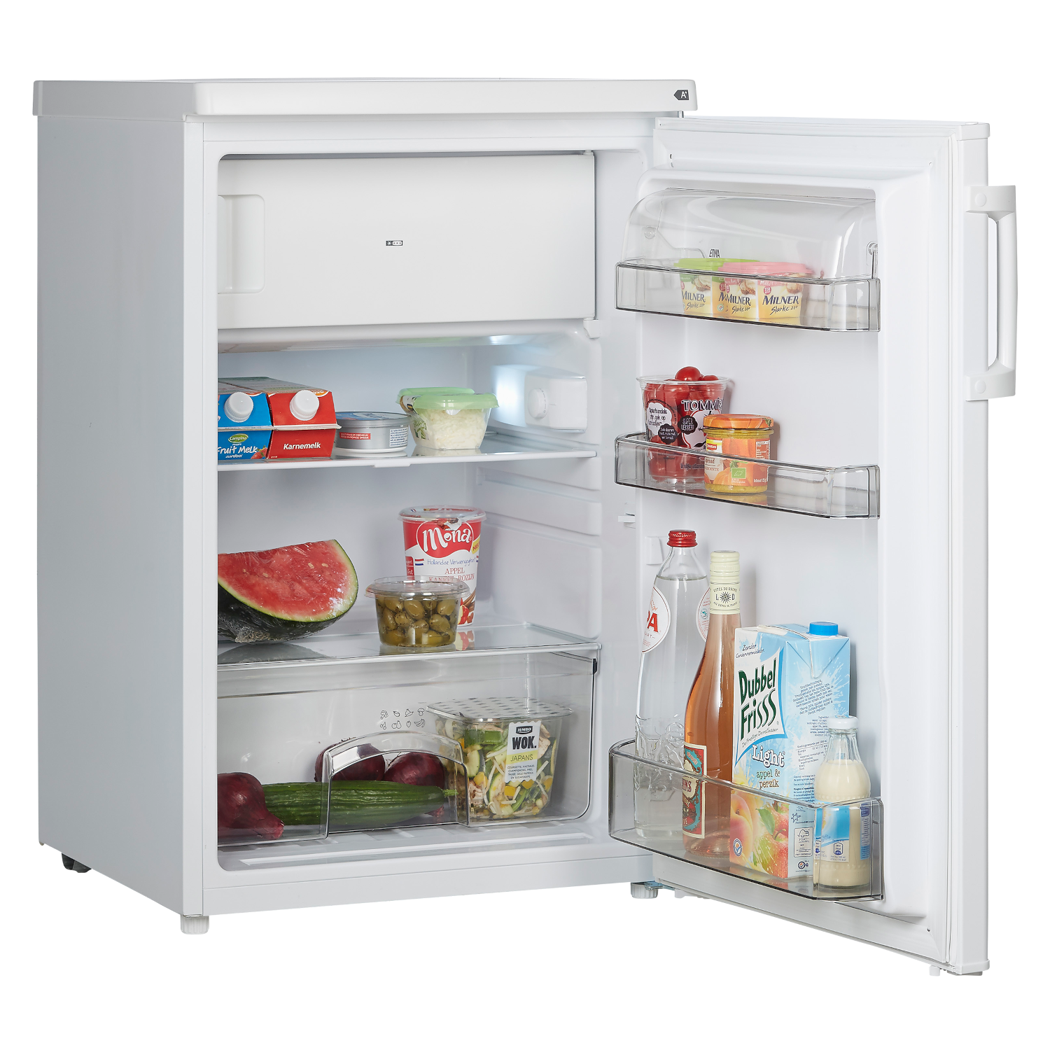 Witte koelkast met open deur, planken vol met voedingsmiddelen, waaronder watermeloen en sap.