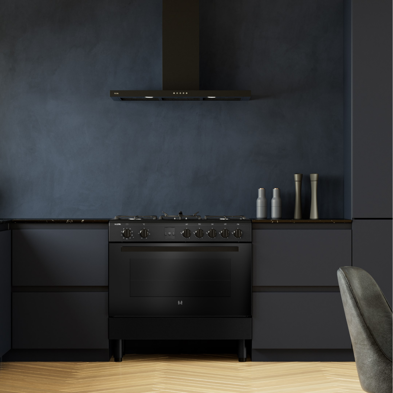 Zwarte oven in een moderne keuken, met een zwarte afzuigkap.