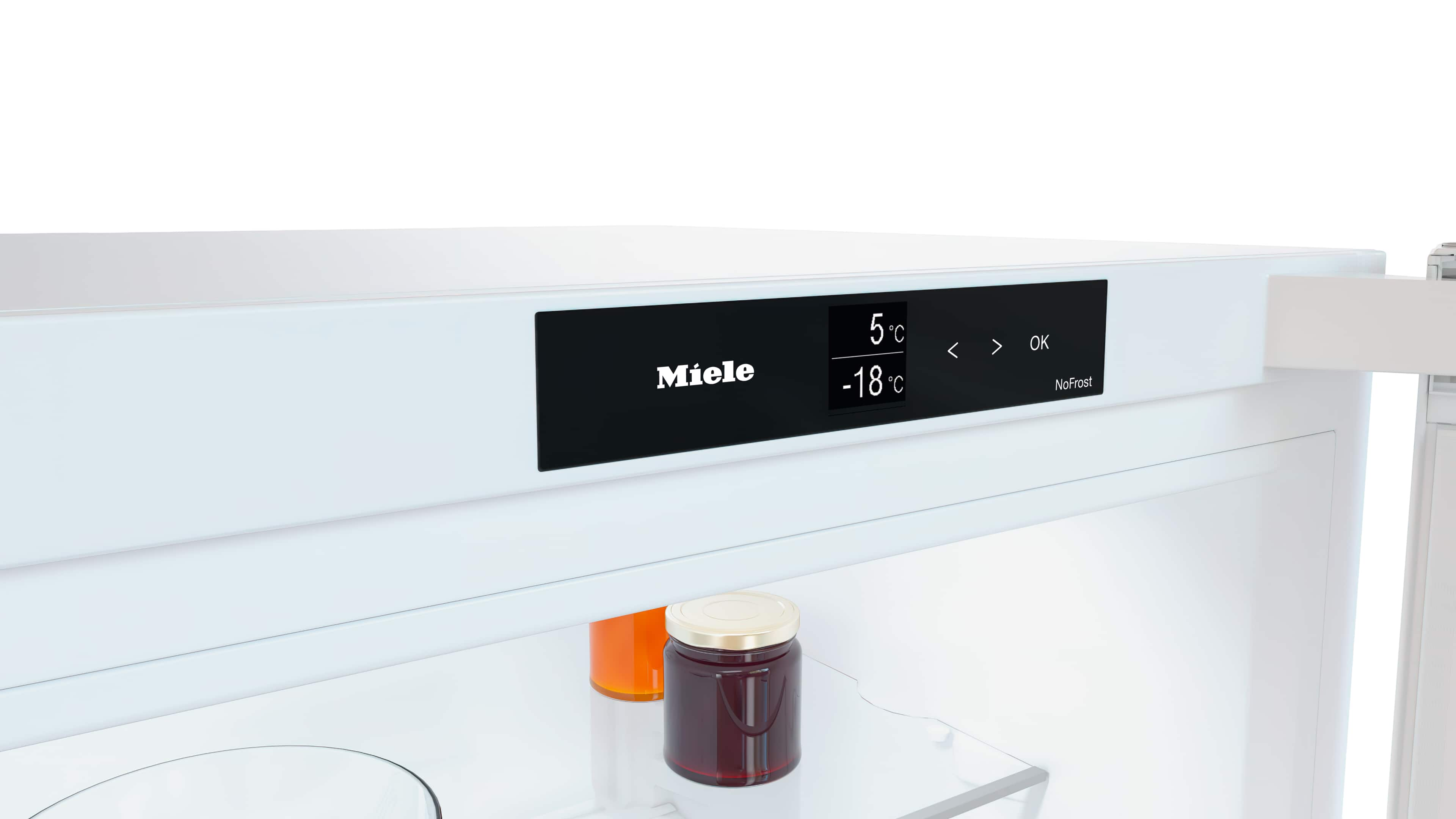 Kühlschrankinnenraum mit Miele-Anzeige von 5°C und -18°C. Gläser mit Konserven stehen auf dem Regal. Weißer Innenraum.