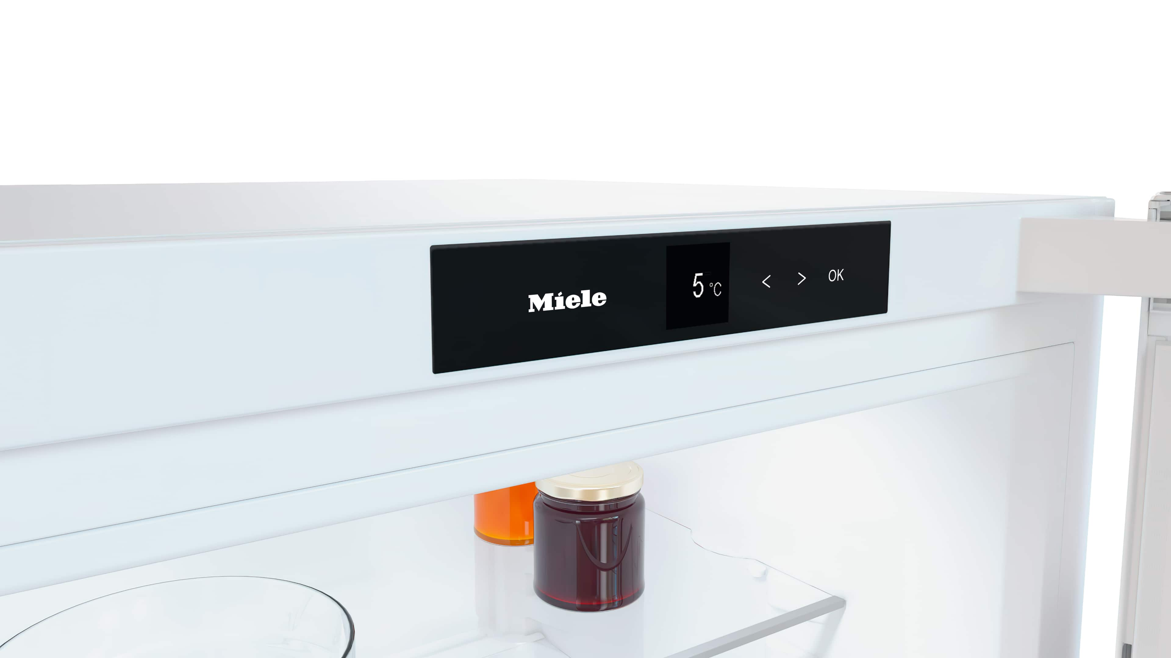 Miele-Kühlschrank mit schwarzem Display, das 5°C anzeigt. Zwei Gläser mit Marmelade.