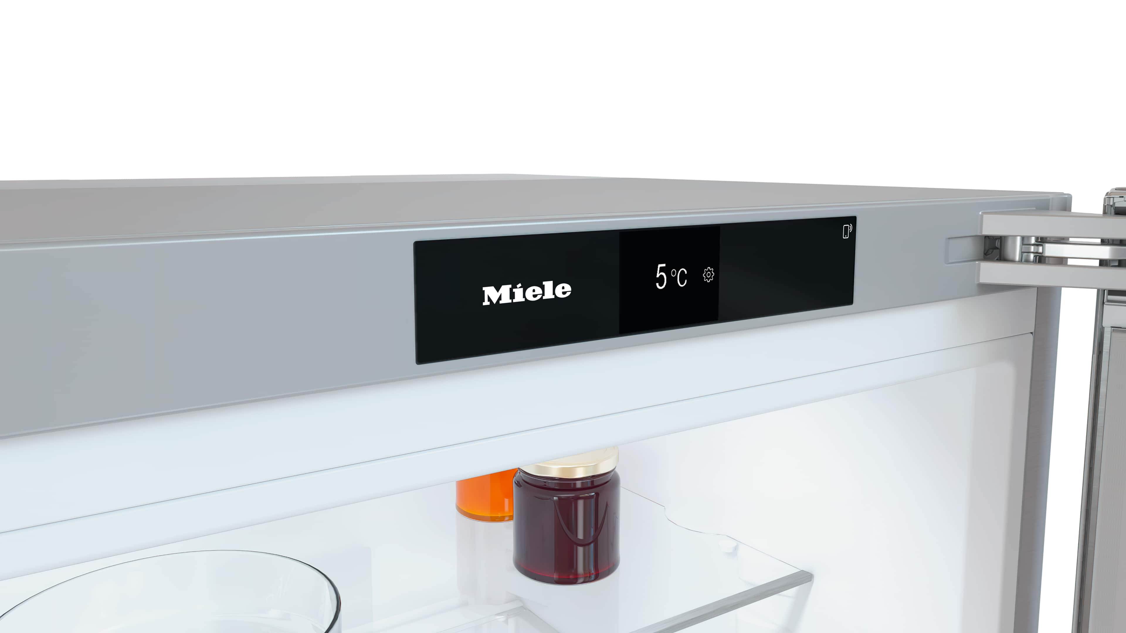 Miele-Kühlschrank mit digitaler Anzeige von 5°C und zwei Gläsern Marmelade.