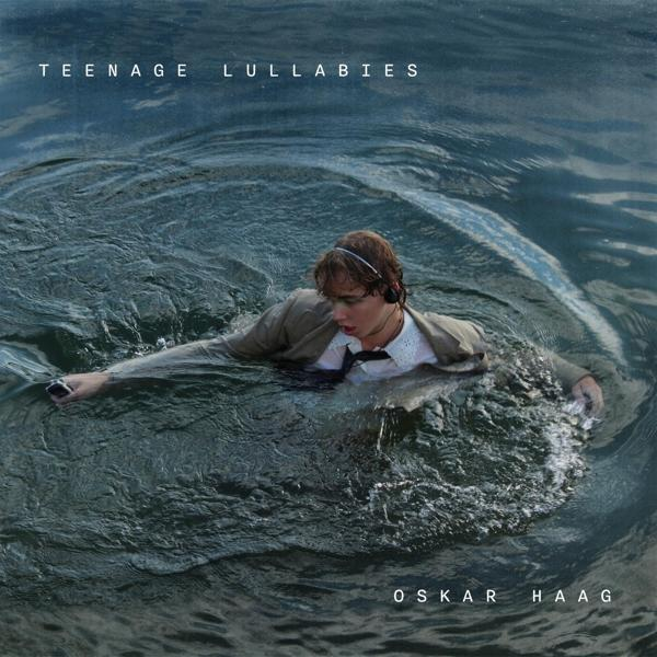 Albumcover mit einem Mann im Wasser, der einen Anzug und Kopfhörer trägt. Text: 'Teenage Lullabies' und 'Oskar Haag'.