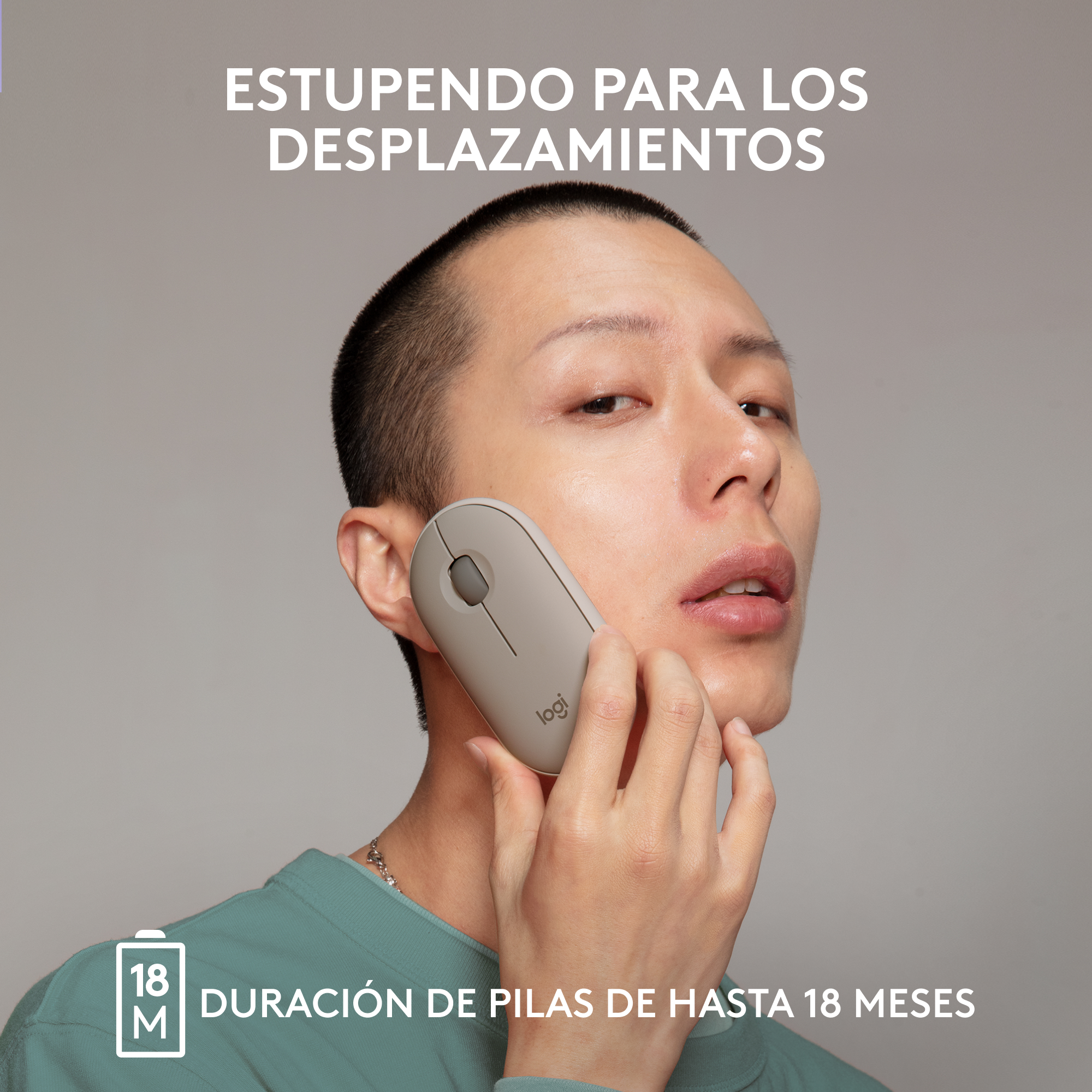 Hombre sosteniendo un ratón gris. Texto: Ideal para viajar. Duración de la batería hasta 18 meses.