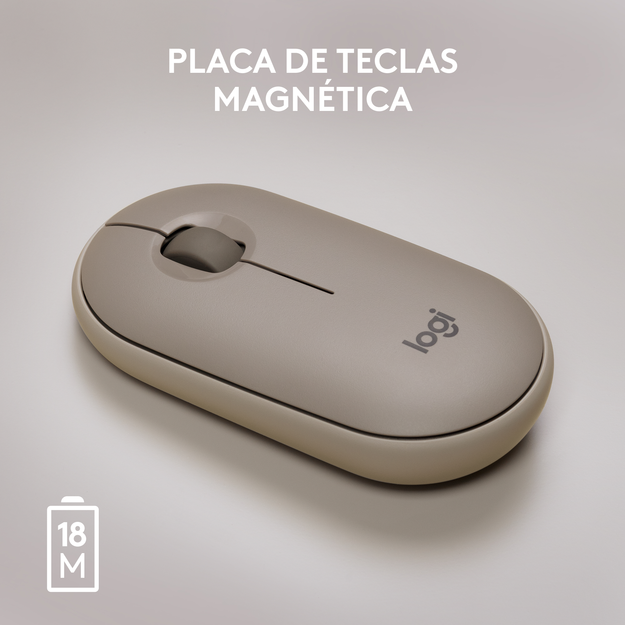 Una cámara Canon rosa se sostiene en un bolsillo blanco.