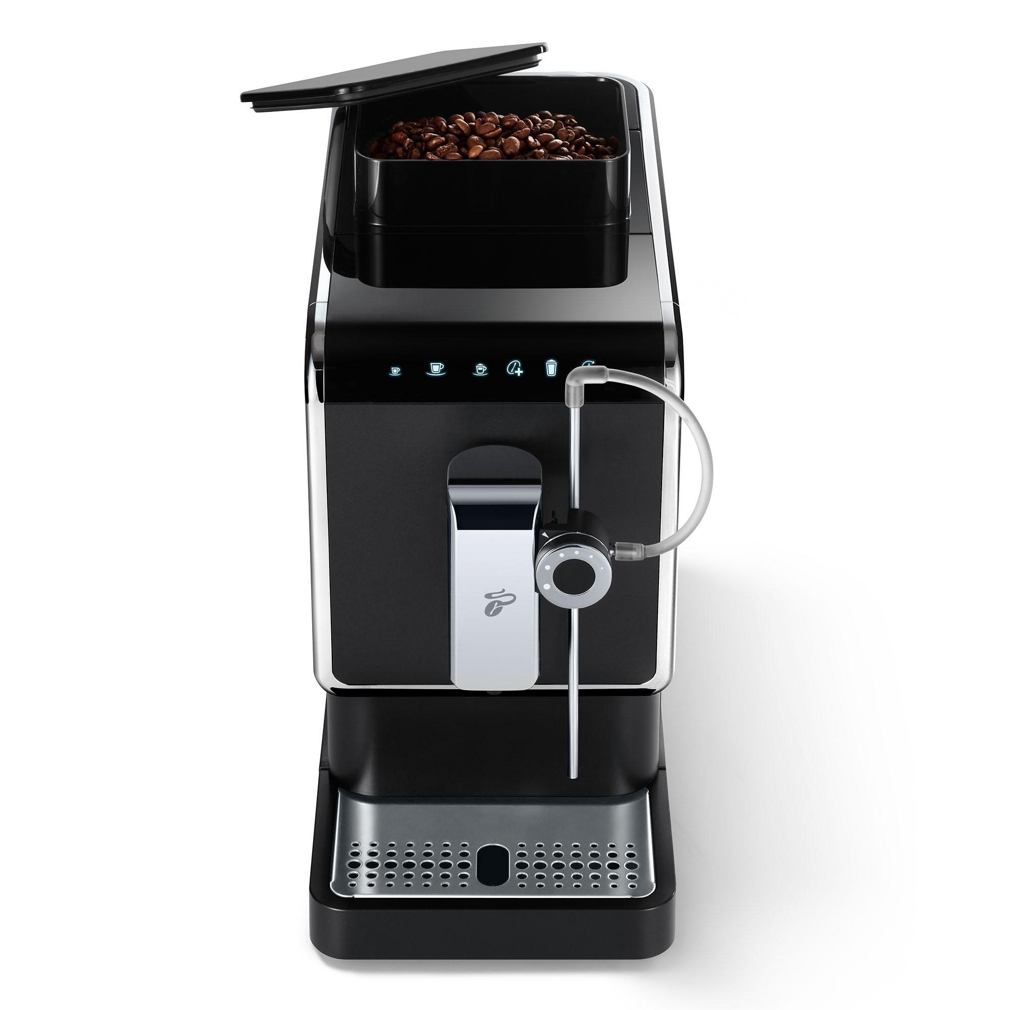 Schwarze Kaffeemaschine mit geöffnetem Bohnenbehälter. Silberakzente und Knöpfe. Weißer Hintergrund.