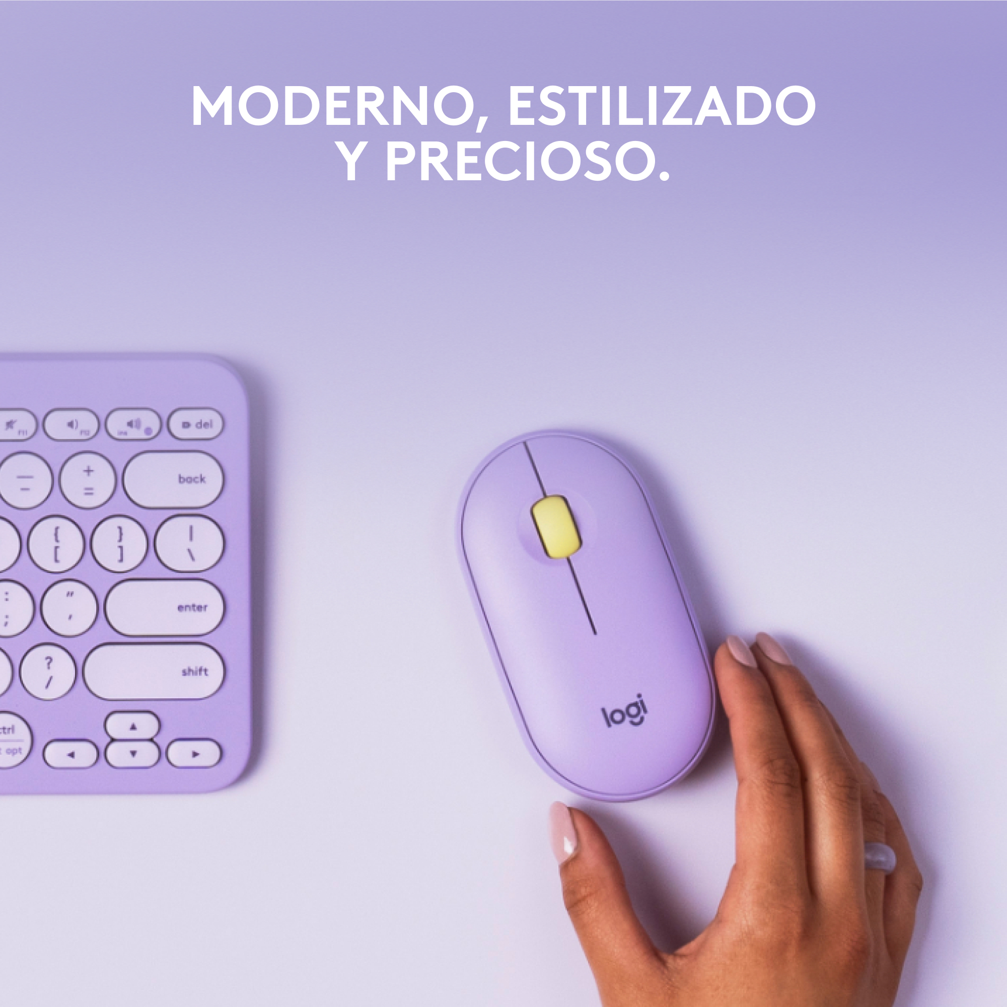 Conjunto de teclado y ratón morados, con una mano sosteniendo el ratón.