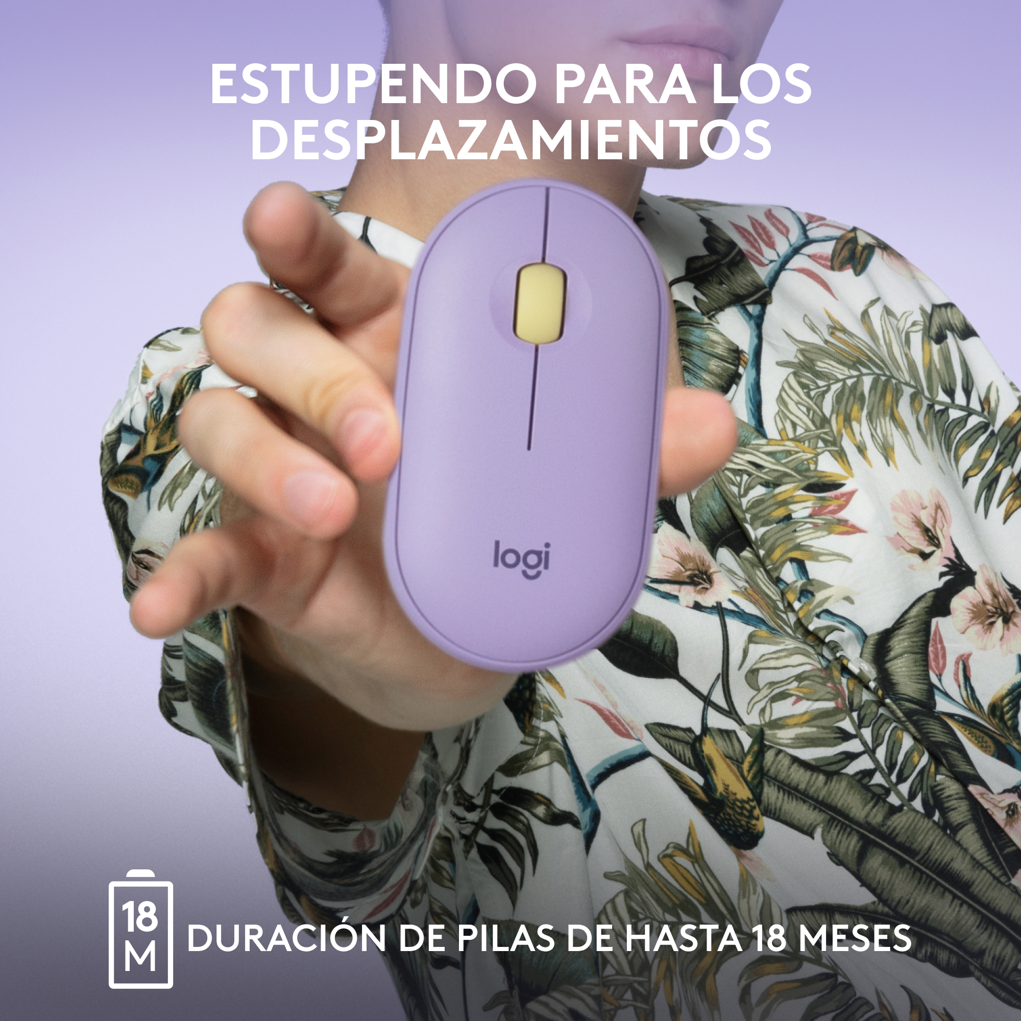 Una persona sostiene un ratón Logitech morado con una duración de batería de 18 meses.