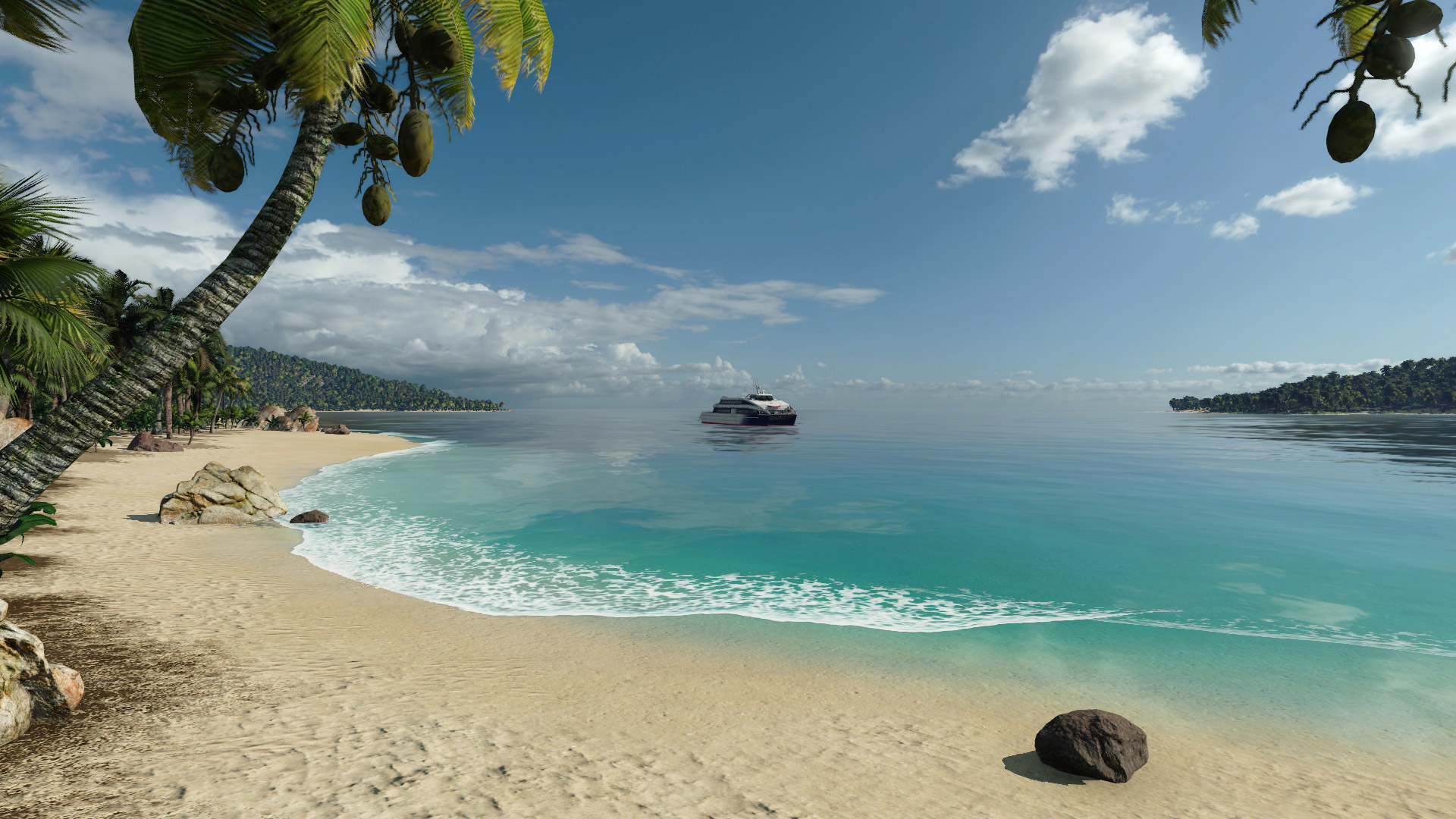 Tropischer Strand. Palme, Sand, türkisfarbenes Wasser, blauer Himmel mit Wolken und ein Boot in der Ferne.