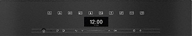 Nahaufnahme eines digitalen Displays mit Uhrzeit und Symbolen. Der Hintergrund ist schwarz.