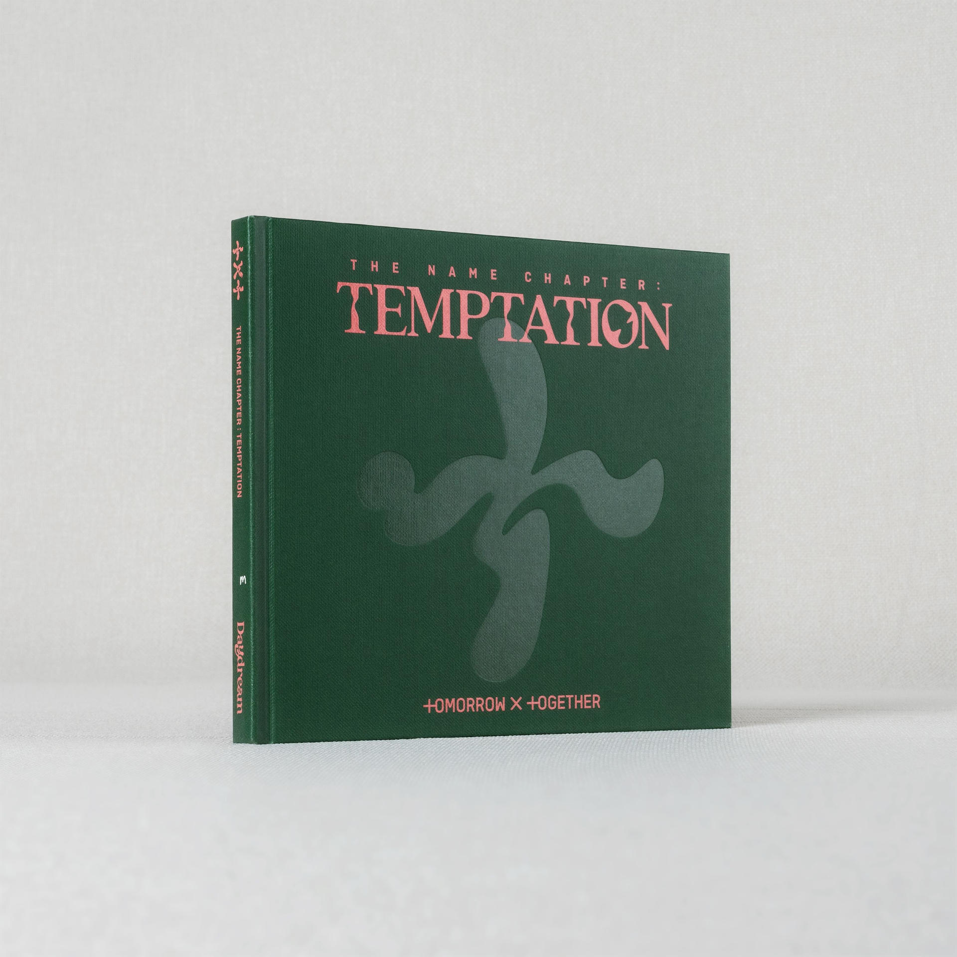 Ein grünes Buch mit dem Text 'THE NAME CHAPTER: TEMPTATION' und '+TOMORROW x TOGETHER'.