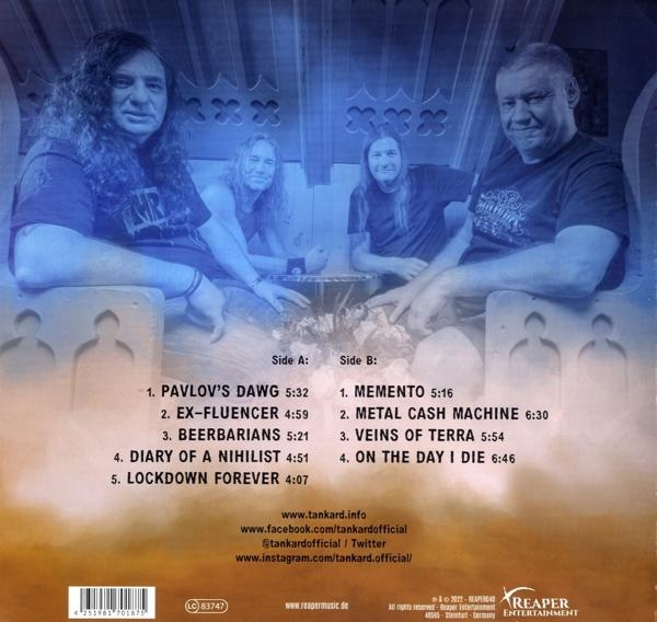 Albumcover mit der Band Tankard. Vier Männer posieren, Text listet Songs auf, und Website-Links sind vorhanden. Blauer Hintergrund mit gotischem Design.