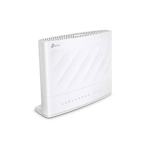 Beyaz TP-Link yönlendirici beyaz arka planda, açılı. Çoklu antenleri ve ışıkları var.