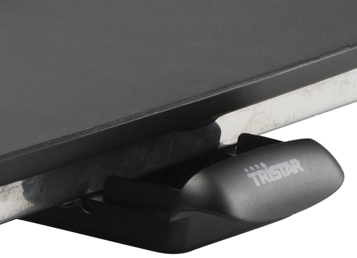 Gros plan sur le bord noir d'un appareil avec le logo Tristar sur une petite poignée noire.