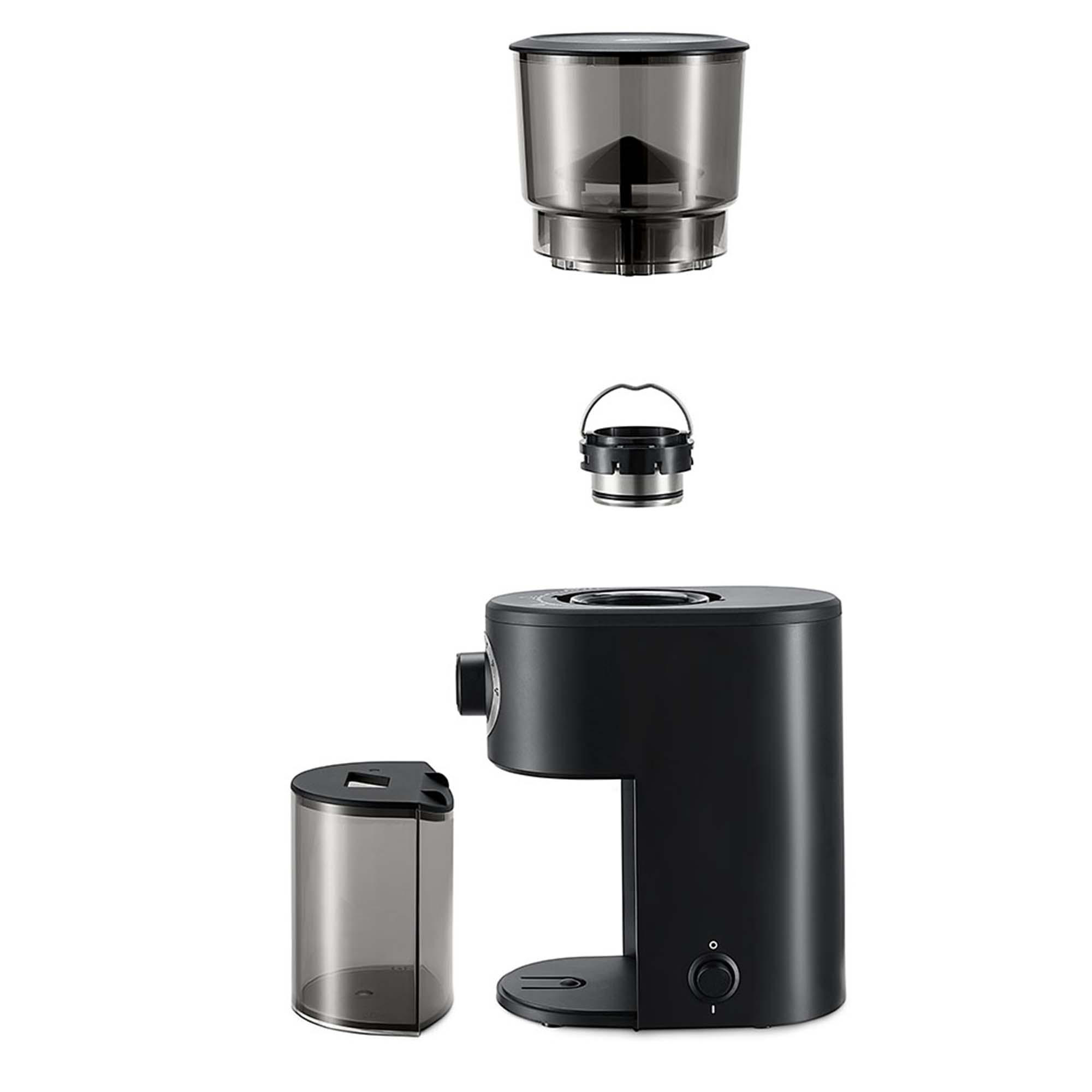 Zerlegte Komponenten einer schwarzen Kaffeemaschine. Enthält einen Bohnenbehälter, Filter und Hauptgehäuse.