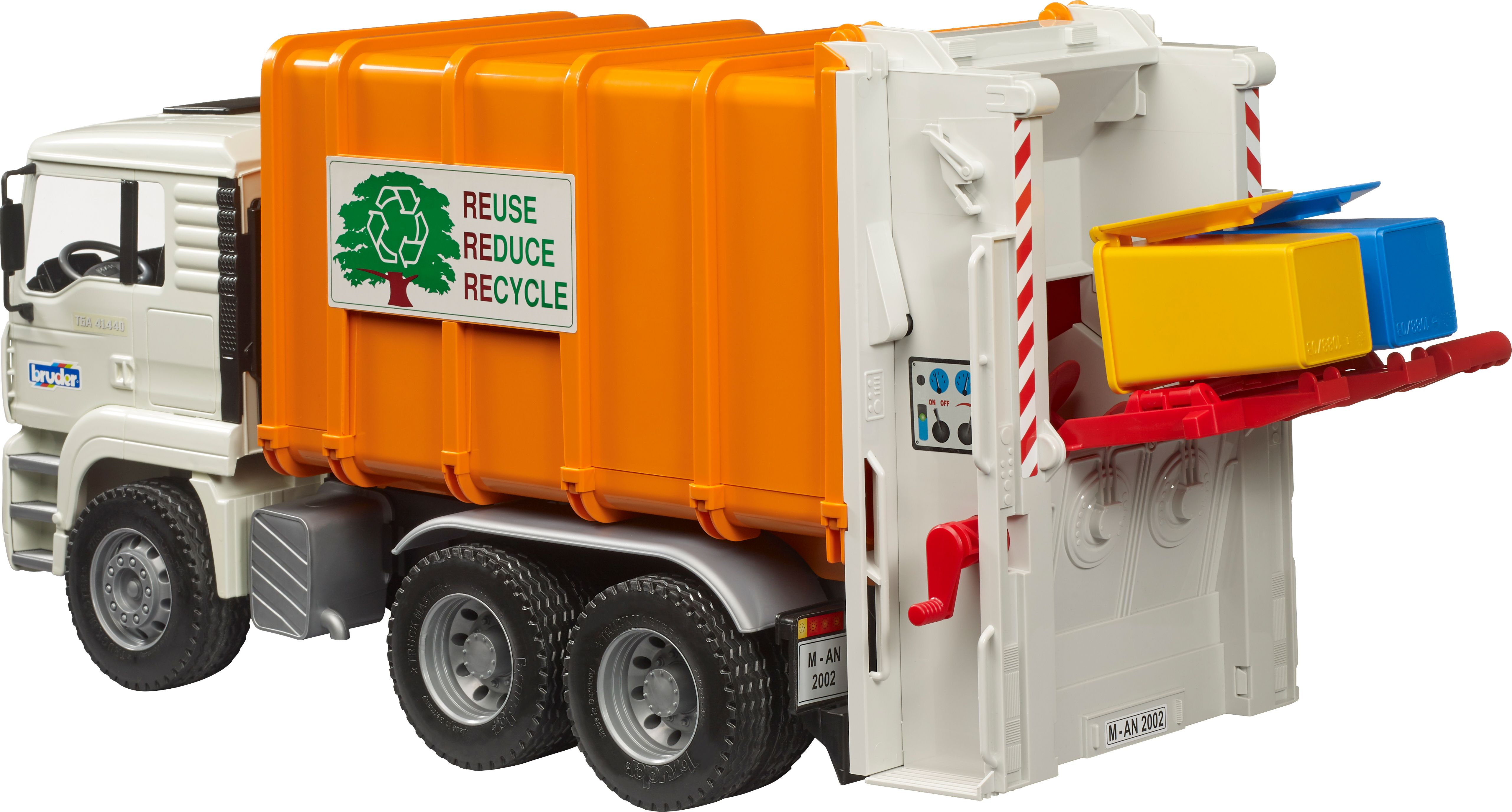 Orangener und weißer Spielzeug-Müllwagen. Offene Rückseite zeigt blaue und gelbe Behälter.