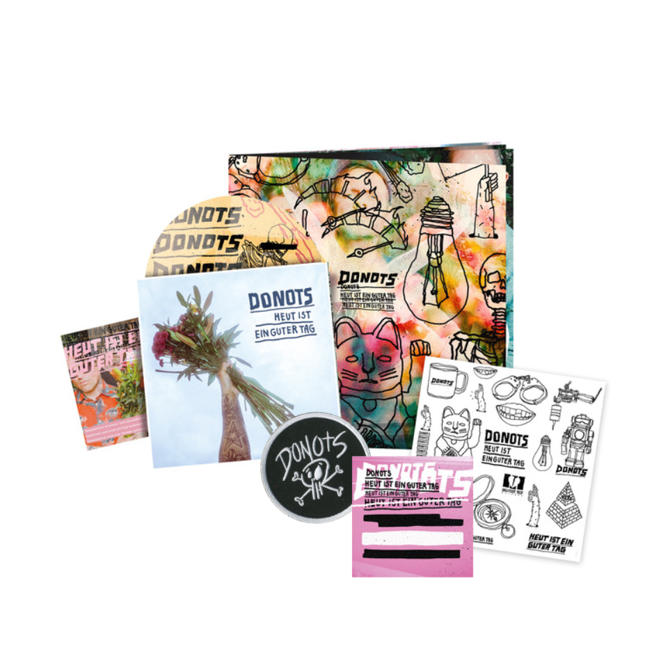Eine Sammlung von Donots-Band-Merchandise, darunter eine CD, Aufkleber und ein Patch auf weißem Untergrund.