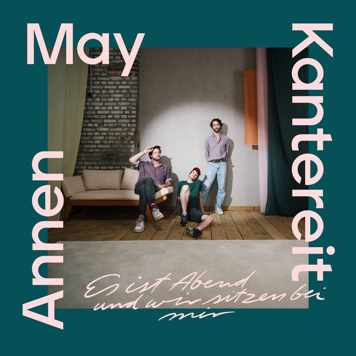Albumcover mit drei Personen, die in einem Raum sitzen, der Text 'AnnenMayKantereit' ist sichtbar.