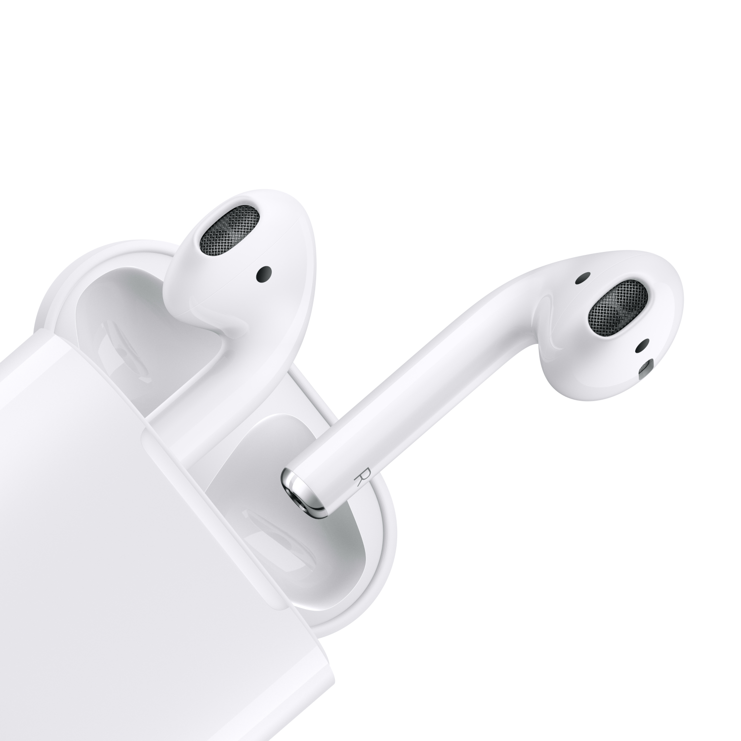 Witte Apple AirPods in een case, één uitgestoken. Ze verschijnen tegen een witte achtergrond.