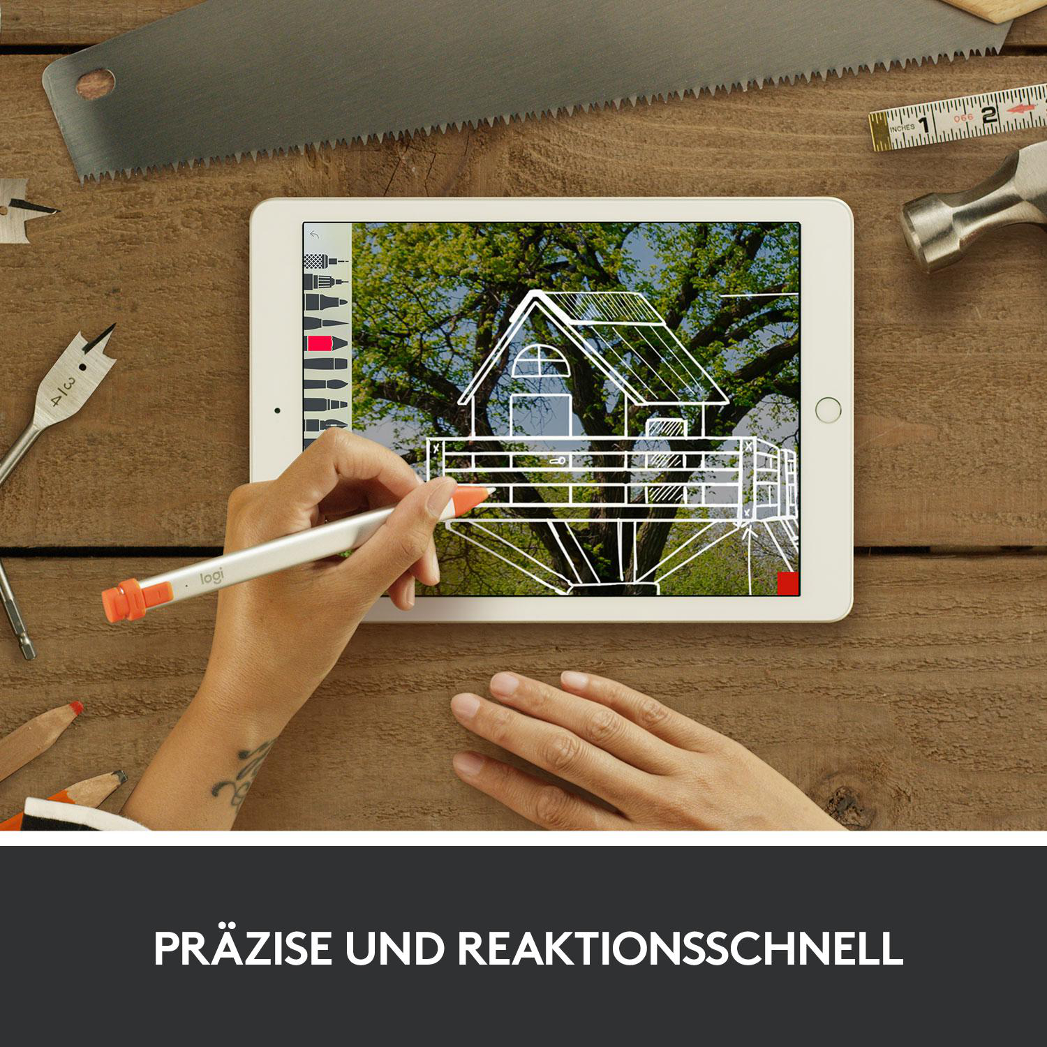 Person zeichnet mit Stift auf Tablet, Werkzeuge und Holz Hintergrund.