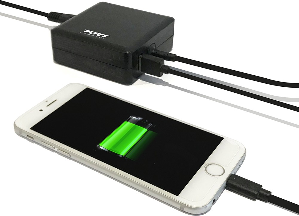 Un telefono si carica con un caricatore. Lo schermo del telefono mostra una batteria in carica.